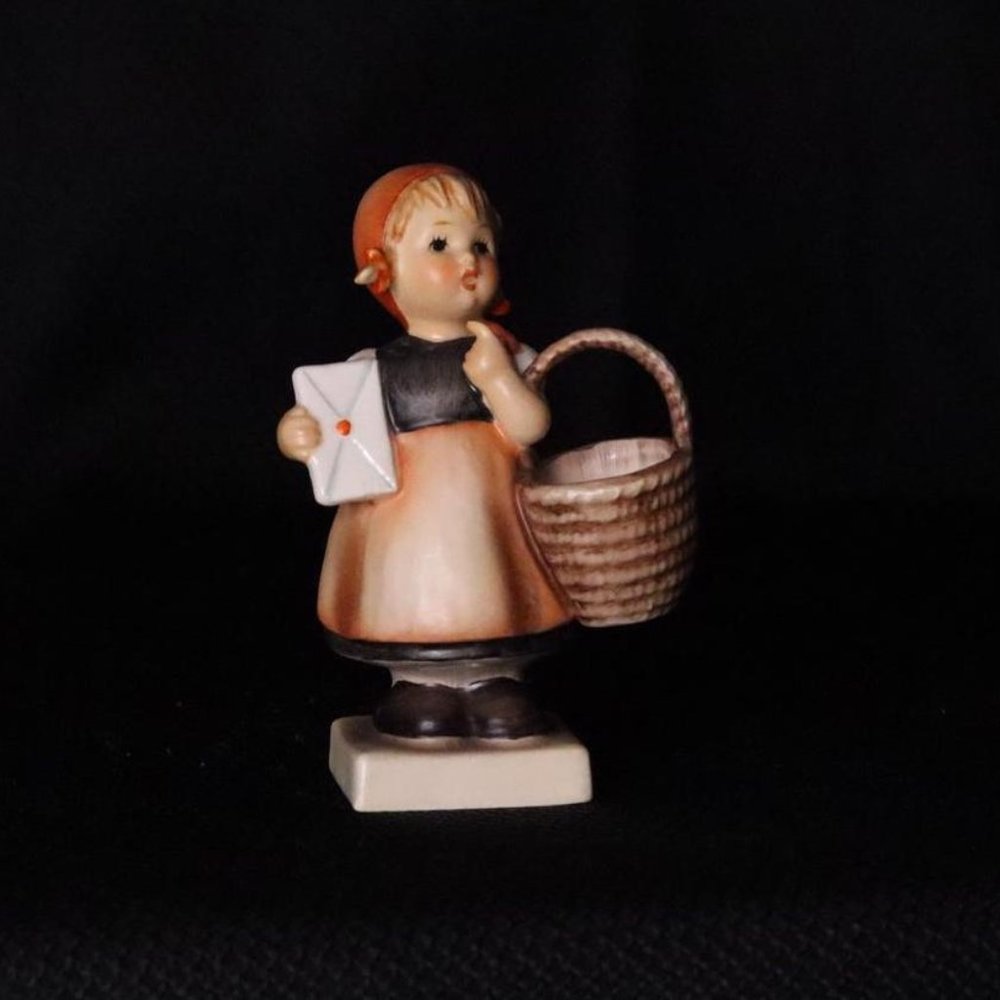 Girl w/ letter - Vintage Hummel